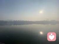 大家有没有想过为什么要区分好坏，是非，善恶，对错？1.为了生存：它是我们大脑处理信息的快捷方式。2.为了共存：它是人类社会构建秩序、实现大规模合作的基础。3.为了意义：它帮助我们理解世界、评价行为、追寻价值。但重要的是要意识到——这些区分是有用的“地图”，而非绝对的“领土”，它们是人类创造的工具，工具应当为我们服务，而不应反过来禁锢我们的思维。真正的智慧，不仅在于懂得运用这些区分，更在于洞悉它们的相对性，在必要时能够超越二元对立，看见更复杂、更本真的世界。那怎样才能超越二元对立呢？用佛家的话来说就是不二法门，什么是不二法门呢？就是超越一切对立，直指事物本质的唯一真理路径。世界本是一个不可分割的整体，我们因分别心而痛苦，而“不二”就是破除分别、回归整体的智慧。我们习惯于用这些概念来切割世界，并执着于其中一端（比如只求“得”，厌恶“失”），这就是痛苦的根源。什么是“不二”？不是把“二”变成“一”，而是看透这些对立概念的虚妄性，认识到它们本质上是相互依存、一体不二的。就像手掌：你分别出“手心”和“手背”，并争论哪个更重要。但“不二”告诉你，它们本是同一只手，不可分割。离了手心，手背不存在；离了手背，手心也不成立。更经典的比喻是 “水与波”：水是本体，波是现象。千万种形态的波（有大小、高低、美丑之别），其本质都是水。执着于波的分别（“二”），就见不到水的统一（“不二”）。生活中的“不二”智慧（举例）——对待成败：二的境界：“成功”就狂喜，“失败”就痛苦，两者截然对立。不二的智慧：看到成败本是一体。成功中埋藏着骄傲的种子（可能导致未来的失败），失败中蕴含着教训的礼物（可能导向未来的成功）。心不随成败的表象而剧烈波动，安住于努力本身。在人际关系方面：二的境界：这是“我的朋友”，那是“我的敌人”，爱憎分明。不二的智慧：理解他人行为皆有因果，没有永恒的敌人或朋友。伤害你的人可能渡你成长，帮助你的人也可能让你懈怠。以平等心待人，化解爱憎的执着。面对疾病与健康：二的境界：执着于“健康”，恐惧“疾病”，视身体为“我”。不二的智慧：身体是四大（地水火风）假合，健康与疾病是生命无常流动的不同状态。在治疗疾病的同时，内心不与之强烈对立，接纳其为生命过程的一部分，从而减少精神上的二次痛苦。“不二法门”不是让你变得麻木或不分是非，而是让你拥有一种“穿透表象对立，直见事物本质”的洞察力。