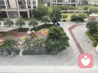 《原来孤独是旷野，不是牢笼》
 
傍晚坐在窗边，风慢慢吹进来，我什么也没想。
 
小区楼下的游乐场内，小朋友们无忧无虑地追打着。
孤独就像旷野里的一棵树，四周很开阔，却找不到另一棵树。
 
风停了，灯灭了，才发现能陪自己走下去的，只有自己。
 
有些事，不是熬过来了，是懂了。
懂了，就是自愈了。
 
你也有过这样的傍晚吗？配图