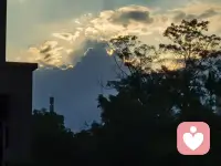 坐在院子里，
看夕阳慢慢落下，
天空变成温柔的橘色。

手机倒扣在大腿上，
思绪慢慢飘向远方。

敏感的人像雷达，
能精准感知周边的事物。
但是，
敏感的人又像薄瓷，
经不起磕碰。

万事皆有两面性。

原来，
优点背后藏着缺点，
保护好缺点，
优点才是优点。

有些事，
受伤后才会明白，
明白了就从容了。配图