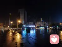深夜的便利店，
工作人员在打着瞌睡。

买了包烟，
坐在门口的长凳上抽了起来，
火光在夜晚显得格外的亮。

烟雾飘起来的瞬间，
脑海里又继续回放。

执念像天上的云，
聚了又散，
散了又聚，
总也放不下。

耳机里的歌停了。
不知道要不要重新开启。

终于，
没有想完成的事了。
也没有想要证明的自己。
失去的，就失去吧。

烟散了，
站起身向外走去。

想开了，
就是放下。