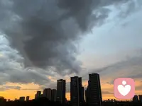 夕阳下，
影子被拉得很长。

云朵层层叠叠，
展现出各种形状。

面对这么美的风景，
还是觉得胸口闷闷的。

那些说不出口的委屈，
就像卡在树根里的石头。
看不见，
却压得人喘不过气。

钟声响了。
一下，两下，
从远处传过来。

渐渐，
不再需要被别人认可来获得满足。

也开始，
勇敢表达愤怒。

太阳落下，
独自走在回家的路上。

这一刻，
觉得特别舒展。