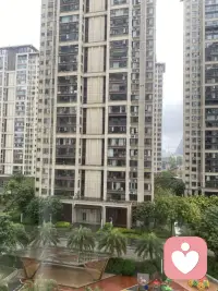 雨天的窗边，
听雨滴打在玻璃上，
手里的书一页也没翻。

望着细细的小雨，
担忧和恐惧又涌上心头。

焦虑像背着一个没有拉链的包，
每隔几秒就要回头检查。

生活里每件小事，
都要反复确认好几遍。

抬头看了一眼清缸，
水静虾闲，
晚风入窗，
人也该学会放过自己。

至此，
不再为还没发生的事提前紧张。

雨停了。
打开门，
向屋外走去。

以后，
来什么就接纳什么。