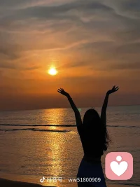 人生一世，除了生命的终点越来越近，其他的都是渐行渐远，再无归期。成年人的世界可能就这样，懂的越多，要放下的就越多，人慢慢变老了，内心也变得平静了配图