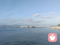 去海边吧，去晒太阳，吹海风，赤足走在沙滩上，躺在椰子树下放空吧配图