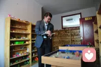 清平乐·隐世闲人
隐世闲散，富贵功名淡，饮酒插花诗赋看，醉了毫无忌惮。
燕来花盛芬芳，艳阳高照风凉。
鸿雁向南逐月，雪花漫舞梅香。