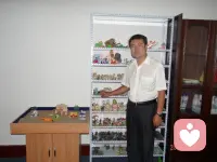 认知倾向调查


     一、当只有一个提升的位置时，你和几个同志的条件都差不多，但是这个位置最后被别人得到了，你怎么想？
     二、你把你总资产的百分之二十，投资给一个朋友的公司，你不参与经营，但是几年下来，基本赔光了，你将怎么想，怎么办？
     三、你觉得你的配偶怎样，是否很满意？她还需要再哪些方面改变？
     四、你对你的父母是什么样的感觉？你的父母和其他父母比起来有哪些不足？
     五、对你的孩子怎么评价？希望他（她）将来成为什么样的人，你要求他（她）现在应该怎么做？你最不能接纳的是什么？
     六、婚外的异性对你有意思，而且也是你喜欢的类型，你将怎么处理？
     七、当你做一件事情，被别人误会了，你会怎么办？当你解释后别人仍不理解你时怎么办？你的情绪会怎么样？
     八、你看到别人领着一只宠物（可能是狗、猫，猪、还可能是其他动物）非常亲昵，爱称儿子。你会有什么样的情绪反应？
     九、当你用了半个月的工资，买了一件衣服。穿了几天发现它是假货时你会怎么处理？如果你去找商家，商家告诉你他是按厂家定价销售，如有问题得找厂家，这时你怎么处理？
     十、当有个老人，遇到困难向你求助时，你会怎么做？
     根据求助者对以上这十项内容的回答，咨询师可以和求助者一同分析求助者的价值观和个人信念，帮助求助者重新建构新的思维和行为模式。