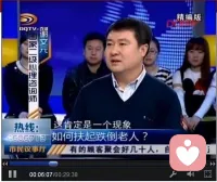 经验详情


有了尊重和认可做事才有动力

咨询次数：8 次

咨询费用：200 元

案例类别：青少年心理健康

运用的技术：认知疗法


— 案例简述 —
      三十岁的男性求助者，研究生毕业，工作了一年多，后被公司辞退，现在家里呆了七八年，没有找到正式的工作，偶尔的打几天工也坚持不住，现在的生活来源主要靠父母，也有时经常地向父母骗一些钱，说要搞些创业或者出去打工，但都是坚持不了几天又返回来了，钱也花没了工作也没找成。父母非常着急，经常的批评和指责他。他自己也没有什么办法，也想干就是坚持不住。

— 咨询经过 —
      一，我首先和孩子进行第一次摄入性会谈，我充分的运用了共情的咨询理念，充分的去理解他，关心他。委婉地询问他的心里话，考察他不能坚持工作的心理原因，慢慢的他打开了心扉，把他的困惑和恐惧完全的告诉了我。他现在是对自己被开除这件事还是不接纳，认为自己大学毕业了找到那样的工作，也没有什么太大错误就被开除了。现在有些不甘心，还想找那样的工作，可是怎么也找不到了，低级的工作又不认可，所以才坚持不住。
二，我用认知疗法，跟他一起去分析，现在工作的规则就是优胜劣汰。既然别人没被开除你被开除了就应该深刻的反思自己，有什么问题。他思考了许多，也和我探讨了许多，最后还是承认了自己的错误。
三，我采用阳性强化法，鼓励他从小事做起，从最简单的做起，从家务活做起，再一点一点的向外扩展。逐渐的帮助他重新建立自信。
四，我又给父母做的几次辅导，把孩子的心理状况和孩子的恐惧都和父母深切的交谈。让父母从内心当中理解孩子的现状。不要去着急，不要再去指责抱怨和打击孩子了。并且采用接纳，等待，陪伴的方式，我们一起陪伴孩子成长。
五，定期的他把他的工作成绩向我汇报，我又不断地强化他，鼓励他。他可以做饭了，又可以买菜了，可以搞卫生了，不断不断的，他又可以和家长一起出去做一些木工工作。从3天坚持到5天，再坚持到10天。成功了，最后他终于的成功了，找到了自我，找到了生活的动力。

— 经验感想 —
      每个人无论是工作和生活，都希望获得价值感，都希望获得社会和权威人士的认同，许多逃避退缩的人都是在这方面没有建立好，缺乏行动的动力，所以我们做心理治疗工作者，一定要抓住这个节点，不仅要委婉的指出他问题，更重要的是陪伴他，鼓励他认同他。帮助他抚平配图