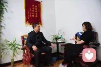 ￼

文章详情


案例----严重抑郁症的治疗

一、收集资料：
     （一）、基本资料:女性、55岁、事业单位退休会计、一个儿子已经成家，和退休的丈夫一起生活。
     （二）、我的观察:情绪低落、表情焦虑、局促不安。
     （三）、患者主述:有个人在指挥她，让她干这干那，不听他的就会报复她家人，让她孙子尿绿色的尿，还说她的行为都是他安排的，她身体哪里不舒服，都是他弄的，有时说是仙家，有时说是狐。这个声音加上身体的不舒服折磨的她什么都干不了，茶饭不思，睡眠障碍。
        这个案例有些棘手，因为她出现了明显的幻觉，按常规的诊断就应该考虑“精神分裂”了，我经过认真的询问，慎重的分析最终诊断为严重的抑郁性神经症。当时我的助手劝我不要接这个案例了，我也犹豫了，后来我经过了一番心理斗争还是接下了这个案例。我的理由是如果我不接，在当地其它咨询机构不可能有人接。她就得去精神医院就诊，精神医生的环境和精神医院的治疗方式真的会把她脆弱的心灵摧残成精神分裂。
        我介绍了我机构的基本情况、我的咨询设置、工作性质、保密原则以及收费标准。双方协商同意开始治疗。
 二、摄入性会谈：
        我：你的症状发现多久了。
        求助者：最近一个多月了。（她又把主述的症状复述了一遍）。
        我：在什么样的情况下最严重。
        求助者：越静的时候越严重，有一个声音出现时，我就会不由自主的和他对话；当我在做什么事的时候，他总说是他安排我做的，我不做时他又说会惩罚我的家人；当我一起心动念时，他就批评我，你修的是什么佛呀。
        我：你修佛多久了。
        求助者：我修了很多年，可是越修越觉得离佛越远，越修越困惑。
 三、心理测量：
        我的助手为她做了mmpi明尼苏达正常与异常人格测试、sds抑郁症测量，都符合我的诊断。
 四、正式治疗：
      （一）、采用认知疗法
       和她聊她的生活、工作，从中找到她思维模式和认知的局限。
       1、她做会计期间，工作非常认真，就怕出错，每天晚上回家都要回顾一天的工作，就怕出现错误。
       2、后来开始信佛，认师傅，她的信佛信的非常虔诚，也非常曲折，认了几位师傅，但几位师傅的观点不一致，使她更加迷茫，每日提心吊胆，配图