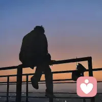 好像总在硬撑，白天笑着应对一切，夜里却被情绪悄悄淹没。其实不用一直坚强，允许自己脆弱，也是一种自愈配图