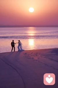 落日把海面染成温柔的橘色，沙滩上的身影牵着手，在余晖里轻轻摇晃。婚纱的白与西装的黑，在粉紫暮色里成了最动人的对比。
 
婚姻从不是捆绑，而是两个人愿意在潮起潮落里，把彼此的影子叠进同一片夕阳。往后的日子，不必总轰轰烈烈，像此刻这样，牵着对方的手，看遍每一场温柔的落日，便已是圆满。配图