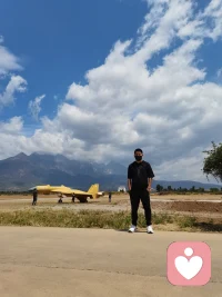 总要有一次，站在旷野里，抬头看云，感受风的方向。
身后是巍峨苍山，眼前是无垠蓝天，身旁是逐梦的战机。
原来最治愈的，从来不是逃避，而是在天地间找回自己，重新出发💪配图