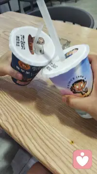 在恋爱中，要以取悦自己为重，让自己的内心感到开心和满足，才能让恋爱关系更加健康、稳定和持久；如果你过于迎合对方的需求和期望，忽略了自己的内心感受，很容易失去自我，进而导致恋爱关系的不健康和破裂，拥有让自己开心的谈恋爱，才应该是女生拥有的最高级能力，要不然你的爱会很卑微。配图