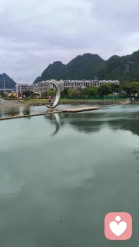 婚姻的本质，是陪伴与共情，是两个人携手面对风雨，而非独自承受孤单。配图