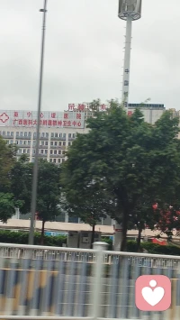 走出抑郁症，首先要承认自己需要帮助，别硬撑，先稳住生活：规律睡觉、按时吃饭、每天少量活动，哪怕只是出门走一走，让身体慢慢恢复状态。
 
停止自我否定，允许自己状态不好，不必逼自己坚强，多和信任的人说说感受，避免独处胡思乱想，远离负面信息和消耗你的人。
 
一定要及时就医，遵医嘱治疗，配合心理咨询。从小事找回掌控感，完成一件就肯定自己一次，恢复需要时间，别急着求快，坚持治疗、好好照顾自己，慢慢就能走出阴霾。