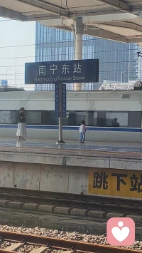 慢慢和生活和解，接纳不完美，好好热爱人间。