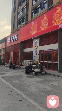 热恋期的好，是所有人都能做到的本能，新鲜感加持下，每个人都会主动迁就、刻意温柔、耐心包容，愿意花时间和精力讨好对方。这种带着目的的热情，短暂且廉价，根本算不上真心。真正能定义一个人的，是他褪去伪装、回归本性后的常态，是他情绪低落、利益冲突、矛盾爆发、无需讨好你的时候，对待你的模样。配图