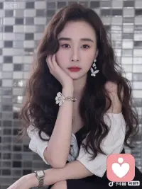 你本来就很好，不必因为不够完美就否定自己。
慢慢来，你值得被偏爱、被珍惜，值得所有温柔和好运，安心做自己就够了。