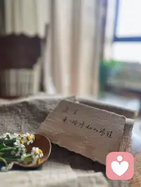 莫言的很多话都让人印象深刻。他说“没有不可治愈的伤痛，没有不能结束的沉沦。所有失去的，会以另一种方式归来”，这给处于困境中的人带来了希望。
​人生难免会遭遇挫折和失去，但只要坚持，或许会有新的收获。还有“世界上的事情，最忌讳的就是个十全十美，你看那天上的月亮，一旦圆满了，马上就要亏厌；树上的果子，一旦熟透了，马上就要坠落。凡事总要稍留欠缺，才能持恒”，让我明白不完美才是生活常态，要接受生活中的小遗憾。这些话就像生活的指南针，在迷茫时给我方向。配图