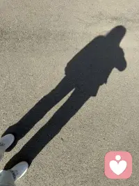 抬头是满树花开，低头是自己的影子，日子温柔又明亮。配图
