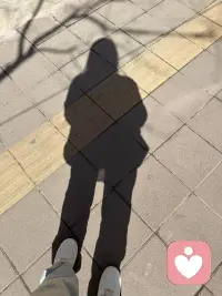 抬头是满树花开，低头是自己的影子，日子温柔又明亮。配图