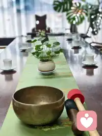 允许自己活着，允许自己好好地活着。允许自己健康，允许自己成功，允许自己婚姻幸福，允许自己金钱富足，允许自己活得好，活得绽放，活得有价值和意义。