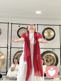⭐
「大部分时间，我们都是自己陪伴自己，
因此，对自己好一点。」配图