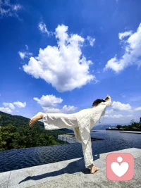 搞自己，是生而为人的“最高责任”


先来说说“搞自己”。这里的“搞自己”，绝不是盲目的自恋，更不是每天吃喝玩乐的享乐主义。它是一场极其深刻、甚至有时候带着痛感的向内深潜。它意味着你要去不断地探索：“我到底是谁？”“我真正热爱什么？”“我的底线和边界在哪里？”“我这颗原本具足的种子，到底能在这个世界上长成什么惊人的样子？”配图