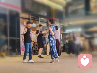 从昨天早上8点上到今天晚上9点，突然有一点心烦意乱，出来走走，看见广场上各种跳舞锻炼的人群，忽然觉得自己的生活有点像苦行僧。每天就是三点一线，线按部就班。大多时候都觉得日子过得充实、忙碌。偶尔有懈怠，生活总是起起落落，充满各种乐趣和烦恼。