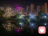 秋雨淋漓了几天，下午终于天空放晴，晚上改来后海公园锻炼，灯光秀映，空气清晰，空旷，人少，安静，潺潺水流，远离城市的喧嚣，放空自己的好去处