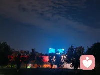 秋雨淋漓了几天，下午终于天空放晴，晚上改来后海公园锻炼，灯光秀映，空气清晰，空旷，人少，安静，潺潺水流，远离城市的喧嚣，放空自己的好去处