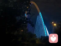 秋雨淋漓了几天，下午终于天空放晴，晚上改来后海公园锻炼，灯光秀映，空气清晰，空旷，人少，安静，潺潺水流，远离城市的喧嚣，放空自己的好去处