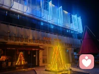秋雨淋漓了几天，下午终于天空放晴，晚上改来后海公园锻炼，灯光秀映，空气清晰，空旷，人少，安静，潺潺水流，远离城市的喧嚣，放空自己的好去处