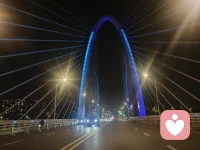 秋雨淋漓了几天，下午终于天空放晴，晚上改来后海公园锻炼，灯光秀映，空气清晰，空旷，人少，安静，潺潺水流，远离城市的喧嚣，放空自己的好去处
