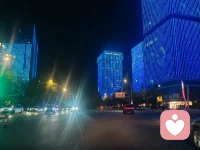 秋雨淋漓了几天，下午终于天空放晴，晚上改来后海公园锻炼，灯光秀映，空气清晰，空旷，人少，安静，潺潺水流，远离城市的喧嚣，放空自己的好去处