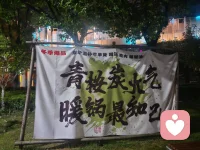 秋雨淋漓了几天，下午终于天空放晴，晚上改来后海公园锻炼，灯光秀映，空气清晰，空旷，人少，安静，潺潺水流，远离城市的喧嚣，放空自己的好去处