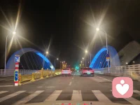 秋雨淋漓了几天，下午终于天空放晴，晚上改来后海公园锻炼，灯光秀映，空气清晰，空旷，人少，安静，潺潺水流，远离城市的喧嚣，放空自己的好去处
