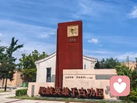 今天蒲城杨虎城故居一日游，阳光正好，风也温柔。

站在旧居前，想起那些烽火年代里的坚守与担当，忽然觉得，我们平日里那些所谓的烦恼，在历史的厚重面前，轻得像一粒尘埃。

天很蓝，云很白，阳光把影子拉得很长。我在院子里站了很久，什么也没想，只是安静地吹着风。那一刻，心里淤积的疲惫，好像被这晴朗的天气一点点晒化了。

原来，治愈从不需要什么大道理。一束光，一阵风，一段让人沉静下来的历史，就足够把心重新填满。

今天天气这么好，你也该出去走走。让阳光晒晒心里的潮湿，把烦恼交给风，把力气还给自己。

愿我们都能在各自的岁月里，活得明亮，走得坚定。☀️