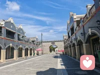 今天蒲城杨虎城故居一日游，阳光正好，风也温柔。

站在旧居前，想起那些烽火年代里的坚守与担当，忽然觉得，我们平日里那些所谓的烦恼，在历史的厚重面前，轻得像一粒尘埃。

天很蓝，云很白，阳光把影子拉得很长。我在院子里站了很久，什么也没想，只是安静地吹着风。那一刻，心里淤积的疲惫，好像被这晴朗的天气一点点晒化了。

原来，治愈从不需要什么大道理。一束光，一阵风，一段让人沉静下来的历史，就足够把心重新填满。

今天天气这么好，你也该出去走走。让阳光晒晒心里的潮湿，把烦恼交给风，把力气还给自己。

愿我们都能在各自的岁月里，活得明亮，走得坚定。☀️
