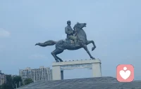 今天蒲城杨虎城故居一日游，阳光正好，风也温柔。

站在旧居前，想起那些烽火年代里的坚守与担当，忽然觉得，我们平日里那些所谓的烦恼，在历史的厚重面前，轻得像一粒尘埃。

天很蓝，云很白，阳光把影子拉得很长。我在院子里站了很久，什么也没想，只是安静地吹着风。那一刻，心里淤积的疲惫，好像被这晴朗的天气一点点晒化了。

原来，治愈从不需要什么大道理。一束光，一阵风，一段让人沉静下来的历史，就足够把心重新填满。

今天天气这么好，你也该出去走走。让阳光晒晒心里的潮湿，把烦恼交给风，把力气还给自己。

愿我们都能在各自的岁月里，活得明亮，走得坚定。☀️