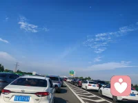 十月一假期在路上，虽然车流缓行， 但抬头有治愈的蓝天白云，还有一轮初升的月亮。慢慢走， 也是一种风景，生活总有走走停停，与其焦躁，不如摇下车窗，吹吹十月的风，看看天边的月。