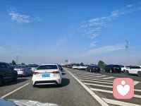 十月一假期在路上，虽然车流缓行， 但抬头有治愈的蓝天白云，还有一轮初升的月亮。慢慢走， 也是一种风景，生活总有走走停停，与其焦躁，不如摇下车窗，吹吹十月的风，看看天边的月。