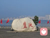 今天是10月6日，国庆假期快要收尾了。 
无论你这几天是在人山人海里穿梭，还是在日常的烟火里忙碌， 都辛苦了。 
情绪的整理，和行李的整理一样重要
如果你感到有些焦躁、低落，或者只是想找个安全的空间说说话，我依然在。 
倾听，是我能给你最温暖的陪伴。