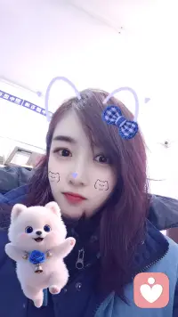 你不必独自面对黑暗。在这里，你的每一次倾诉都被温柔接住，每一种情绪都值得被看见。我是倾听师 [你的名字]，愿做你故事里安静的旁白，陪伴心事被温柔疗愈，等希望长出翅膀。配图