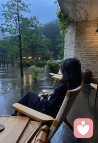 萨提亚的这首诗，适合在脆弱的时候读一读。
当我内心足够强大，
你指责我，我感受到你的受伤。
你讨好我，我看到你需要认可；
你超理智，我体会你的脆弱和害怕；
你打岔，我懂得你如此渴望被看到。

当我内心足够强大，我不再防卫，
所有力量在我们之间自由流动，
委屈、沮丧、内疚、悲伤、愤怒、痛苦，
当它们自由流淌，
我在悲伤里感到温暖，
在愤怒里发现力量，在痛苦里看到希望。

当我内心足够强大，我不再攻击。
我知道当我不再伤害自己，便没有人可以伤害我。
我放下武器，敞开心。
当我的心，柔软起来，
便在爱和慈悲里，与你明亮而温暖地相遇。

原来，让内心强大，我只需要看到自己。
接纳我还不能做的，欣赏我已经做到的。
并且相信，走过这个历程，
终究可以活出自己，绽放自己。配图