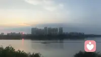 每次感到痛苦时，先问自己一句话，
这件事里哪部分是我能控制的？
他会强行把你从情绪里拉出来，逼你做一次分类，
你会发现，绝大多数让你彻夜难眠的事情里，
真正归你管的部分其实很小，
而你的痛苦恰恰是因为一直在纠结那些不归你管的部分，把能量从那些你控制不了的事情上撤回来，全部投放在你能控制的那一块，这是和无常和解最好的方式。