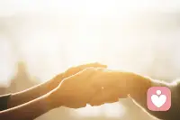 世界很吵，但我很安静，
愿意听你讲所有开心与不开心，
温柔陪伴，治愈情绪。