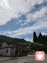 青山为邻，草木为伴，抬头是漫天流云，脚下是烟火小院。在宁静山乡里，偷得浮生半日闲🌿配图