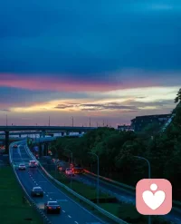 标题：做你情绪世界的“守夜人”
你是否也有这样的时刻？
话到嘴边，又默默咽了回去；
心里藏着事，却找不到一个完全安全的出口。
 
在这个快节奏的马年，我想做一个不急着给答案的人。
不评判、不说教、不灌鸡汤。
只是安静地坐在你身边，听你把那些关于生活、工作或心事的琐碎，慢慢讲完。
 
世界很大，声音很吵。
但在这里，你可以做回你自己。
让我用最专注的耳朵，接住你所有的情绪。配图