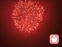 璀璨烟花的背后。是快乐的，是温暖的，还是无尽的黑暗和冷漠。