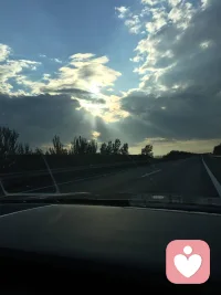 阴霾只是生命中的一段插曲，不是整首歌的旋律配图